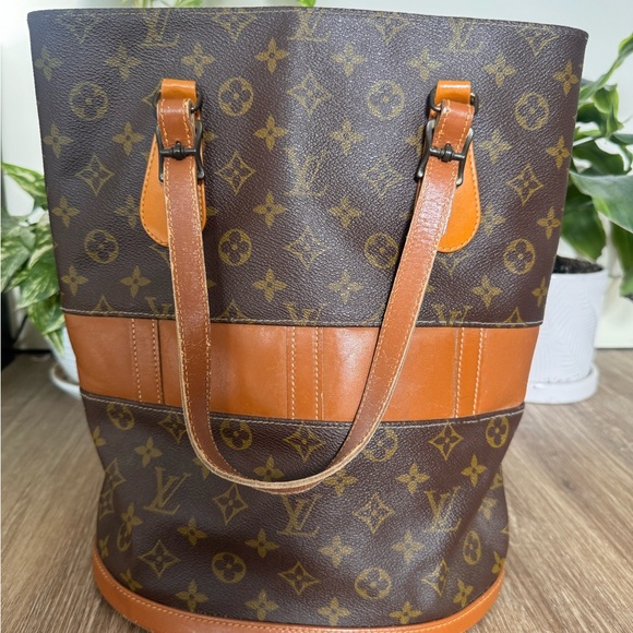 Louis Vuitton Handbags - 💯Auth. Louis Vuitton Brown Monogram Tote Bag